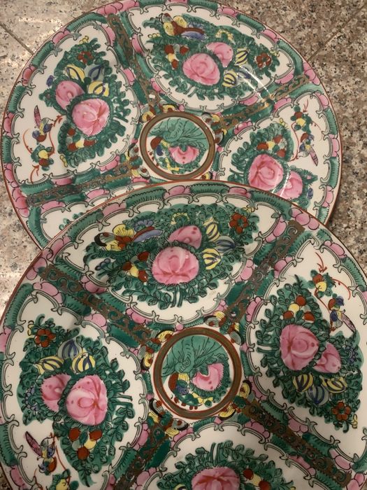 Farfurii de colecție din porțelan decorate cu aur coloidal.