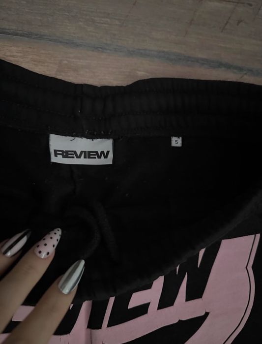 Долнище Review.