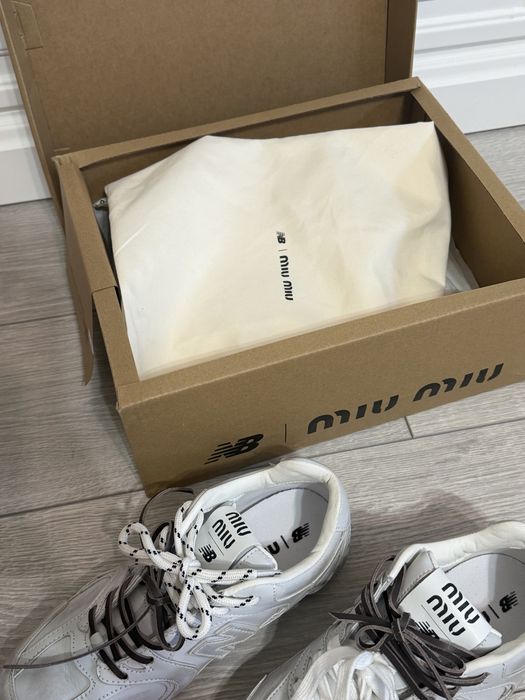 Adidasi New Balance x Miu Miu