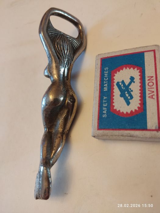 Открывашка обнажённая девушка..