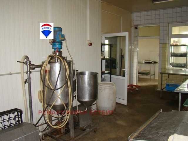 Дава се под наем Промишлена сграда в Русе, Промишлена зона - Запад - 970 кв.м за 1400 € - Снимка #4