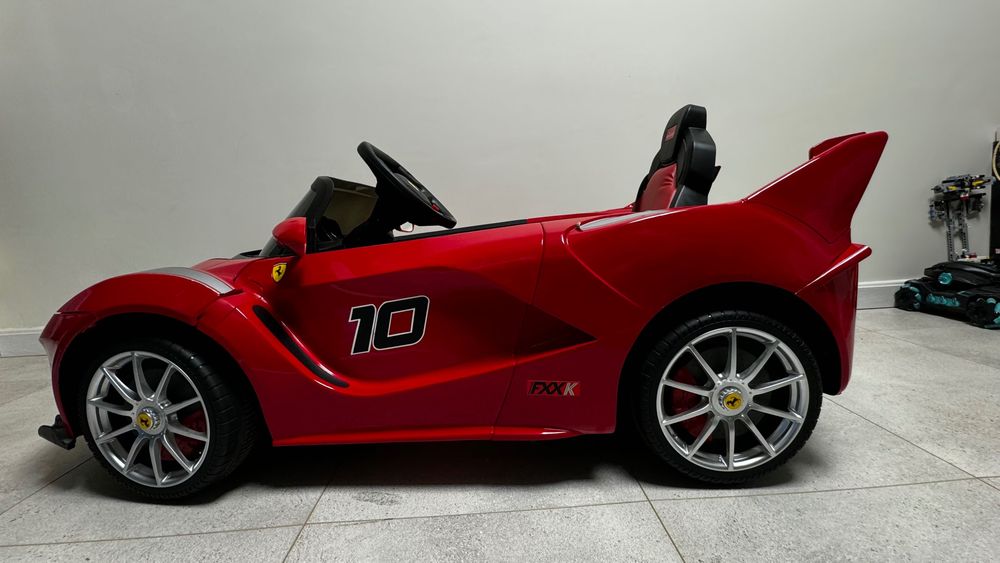 Детская машина. Оригинальная от Ferrari. Куплена в Urban Toys.