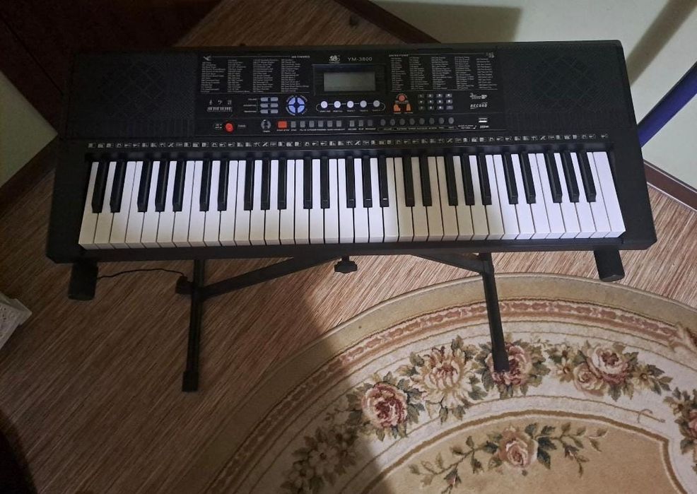 Синтезатор почти новый!