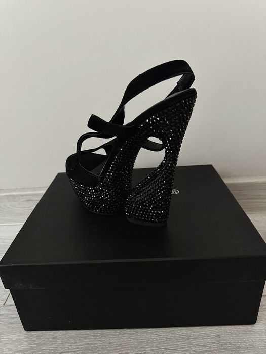 Елегантни високи обувки с камъни