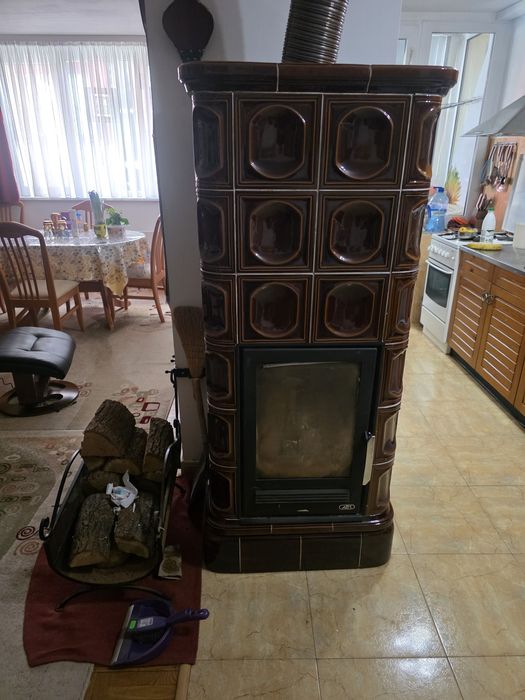 Кахлена камина на дърва