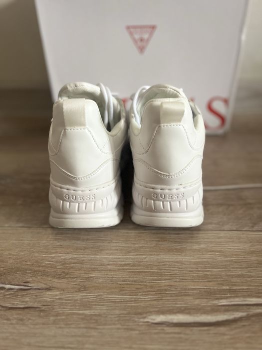Дамски маратонки Guess - Размер 39