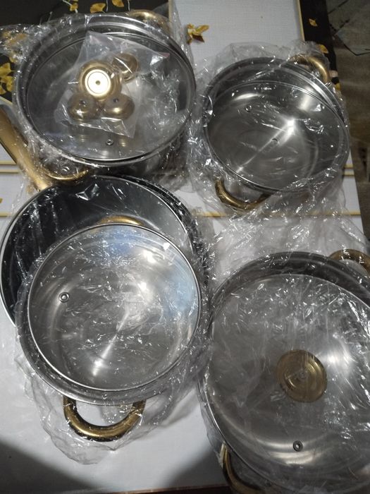 Набор кастрюль .