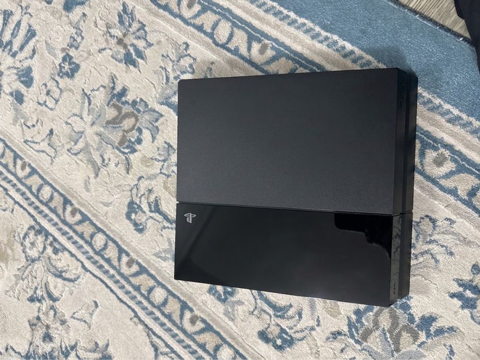 Продам PlayStation 4 + 2 геймпада + 4 диска с играми