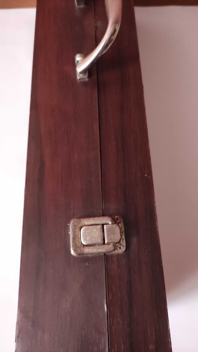 Комплект големи масивни кухненски прибори за готвене в дървен куфар