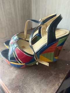 сандали с различни цветове
