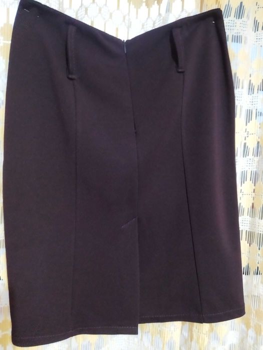 Продава тъмнолилава къса пола