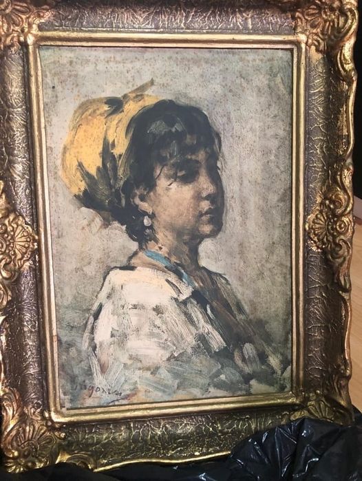 Fata cu basma galbena. 2500 Euro, Negociabil.