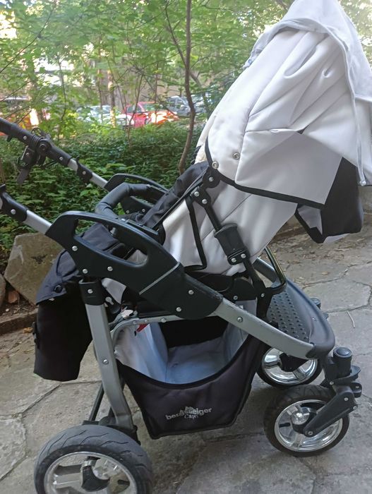 Бебешка количка бяла с черно  с летни подложки, сенник и зимно чувалче
