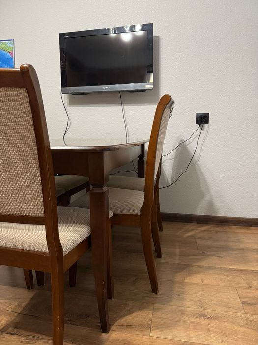 Продам стол обеденный и стулья