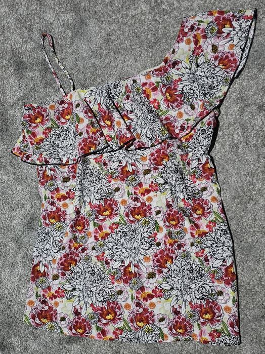 Top pe un umăr si volane solide