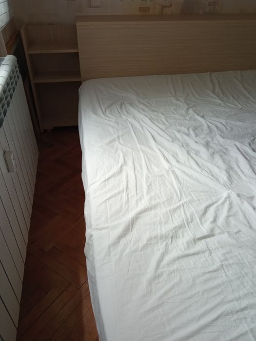 Спалня със скрити рафтове