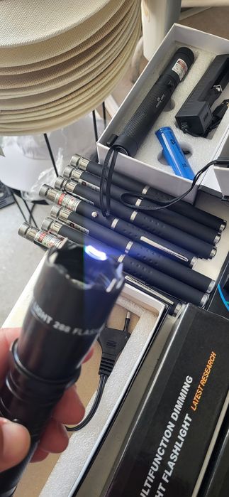 Lanterna autoaparare si laser green acumulator