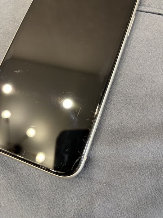 Iphone 11 белый.