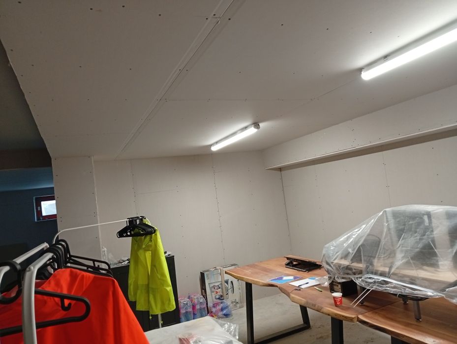 Качествени вътрешни ремонти

Двама опитни майстори