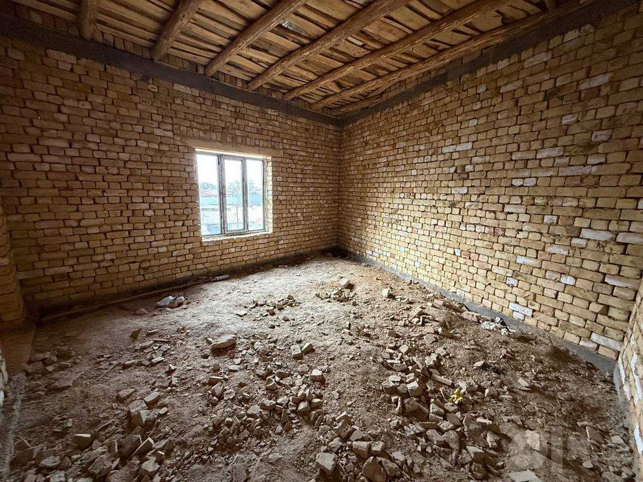 Янги пишган ғиштдан сифатли курилган каробка участка сотилади.