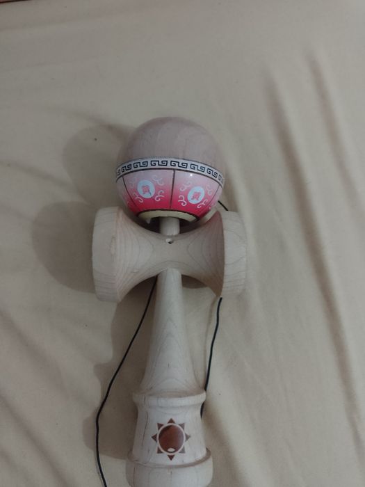 Kendama sol semnată de bisoi noua