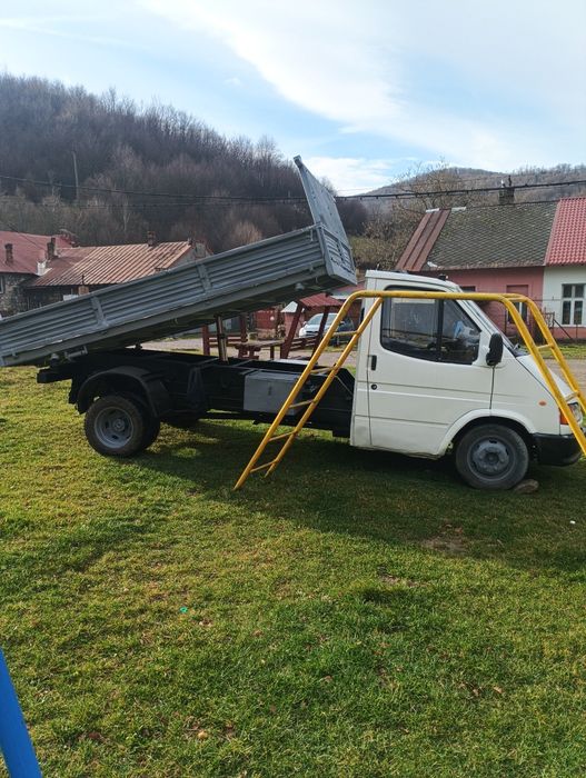 Vând camioneta basculabila Ford Transit