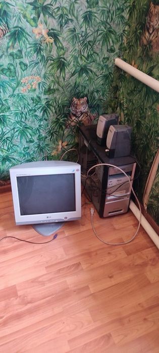 Компьютер с клавиатурой и колонками