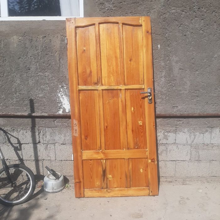 Деревянный дверь