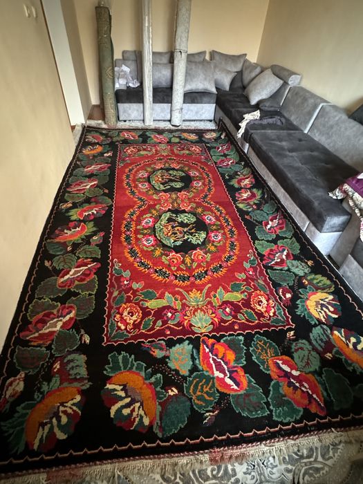 Қолдан тігілген кілем