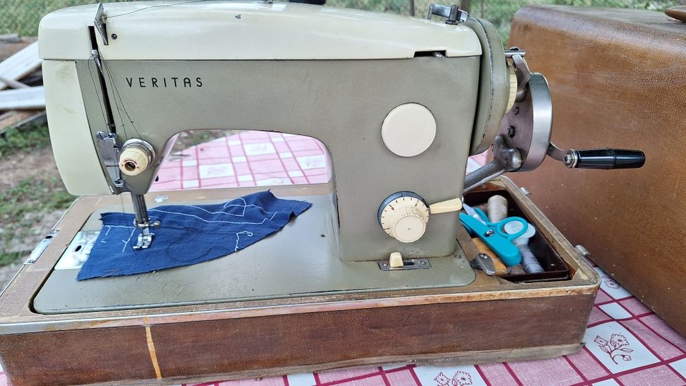 Ретро ръчна шевна машина Veritas