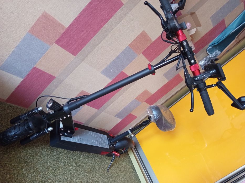 Электросамокат в отличном состоянии.