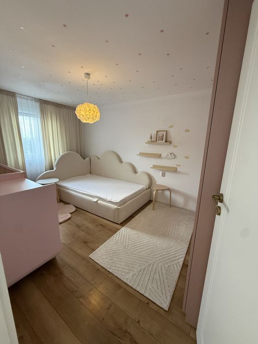 De închiriat – Jumătate de duplex modernă, cu grădină generoasă