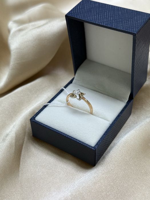 Золотое кольцо с фианитом