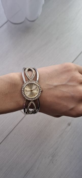 Часы-манжета с шарнирным механизмом Silvertone со стразами золотистого