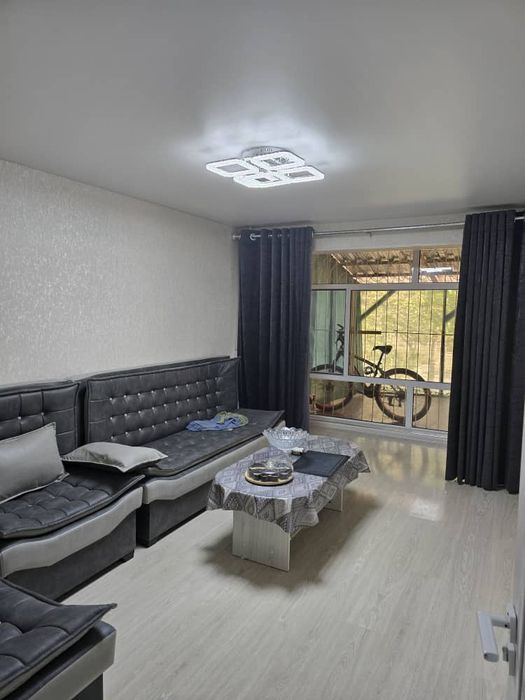 Продам 2х комнотную квартиру на 1-вом этаже с подвалом и трассой.