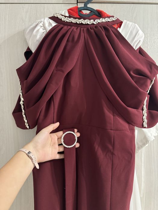 бордовый платье