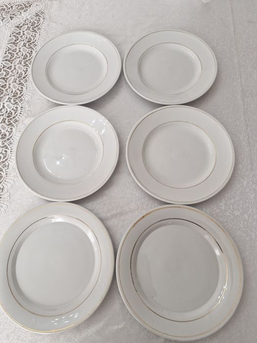 Тарелки б/у белого цвета