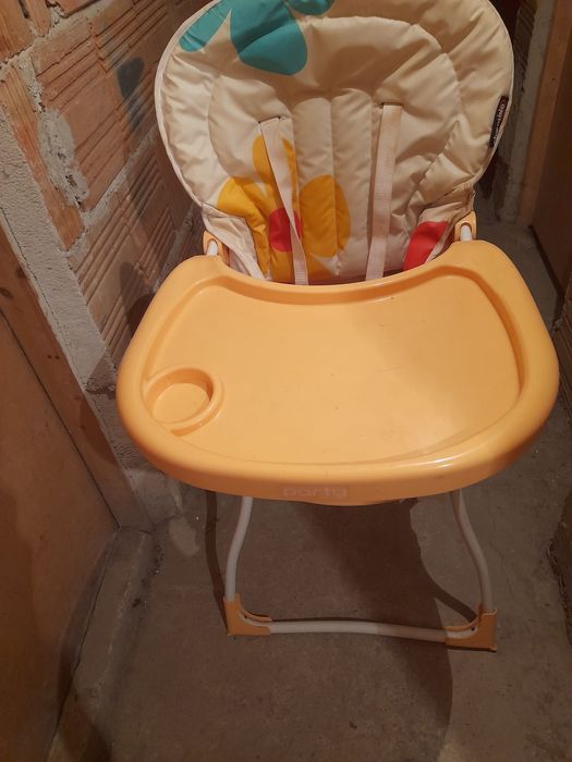 Продавам детско столче за хранене