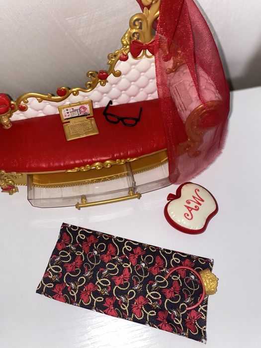 Кроватка и туалетные столики Ever After High
