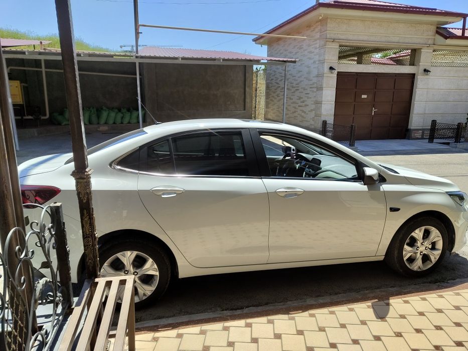 Автомобиль Chevrolet Onix