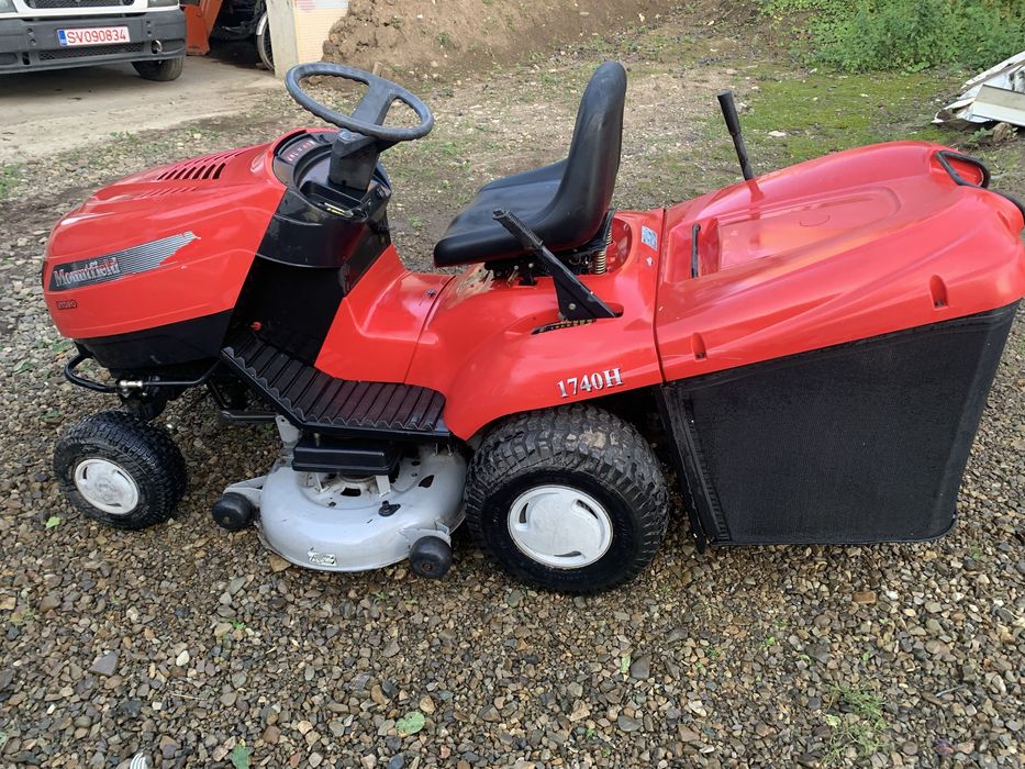 Tractoras tuns gazonu iarba