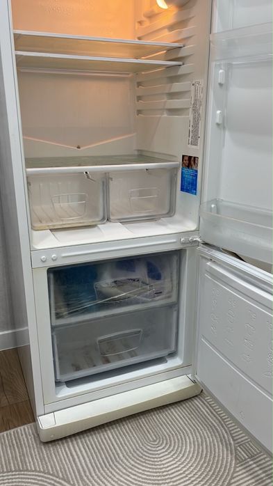 Холодильник Indesit.