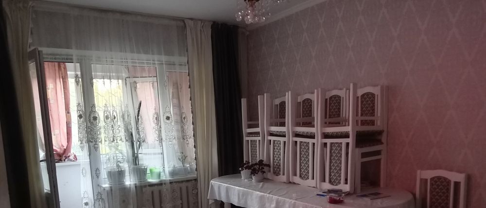 Стол со стульями