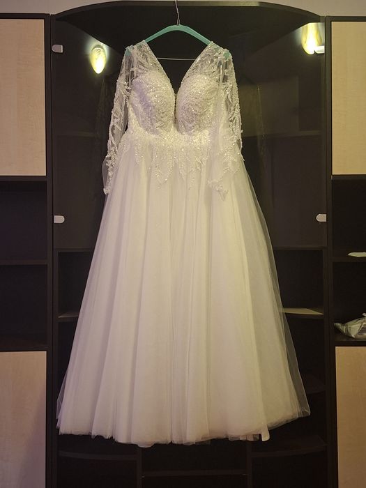 Vand rochie de miresa ,marime universala este pe corset .
