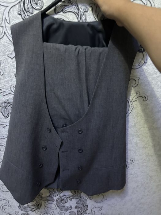 Класический серый костюм