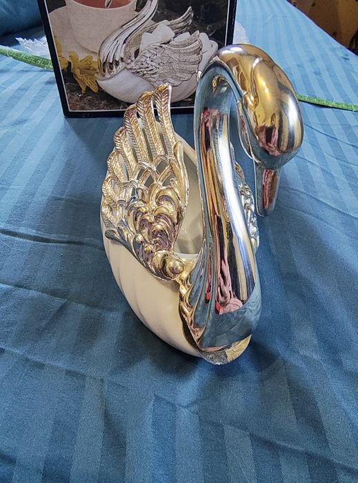 Красива порцелановата захарница