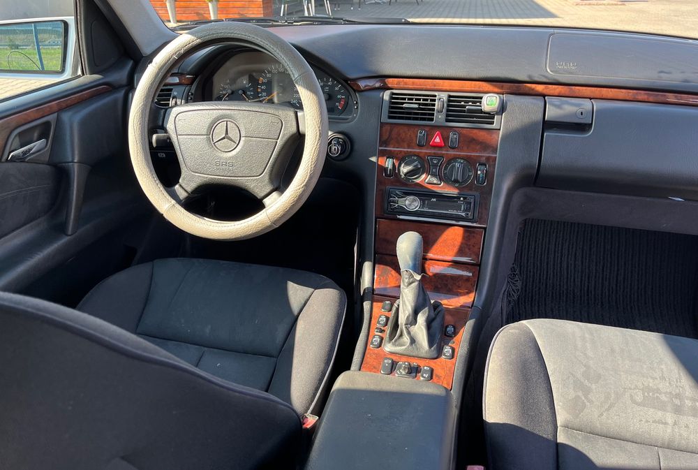 Mercedes-Benz E-Class 1998 benzină, 2.102 € — imagine 5