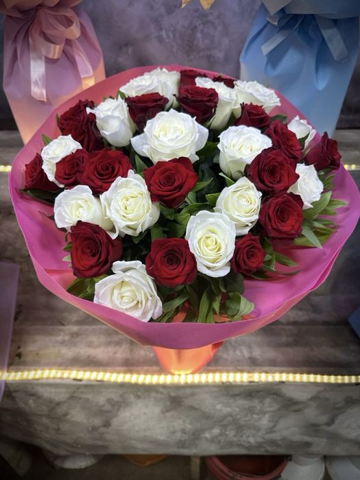 toshkent gullari Atirgul oq qizil roziviy tabiy buket