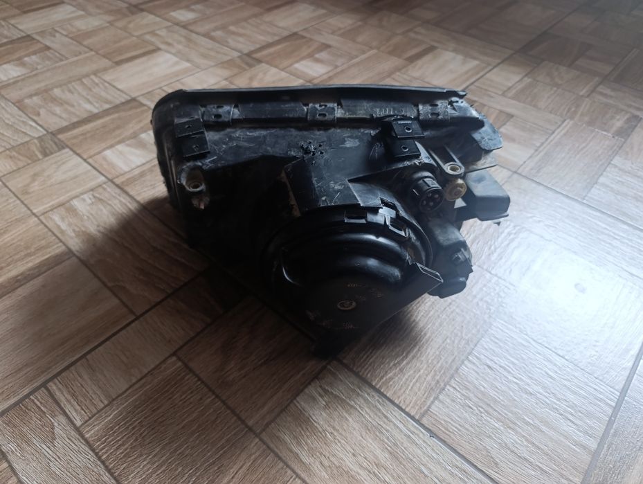 Фара на Ауди 100 с4