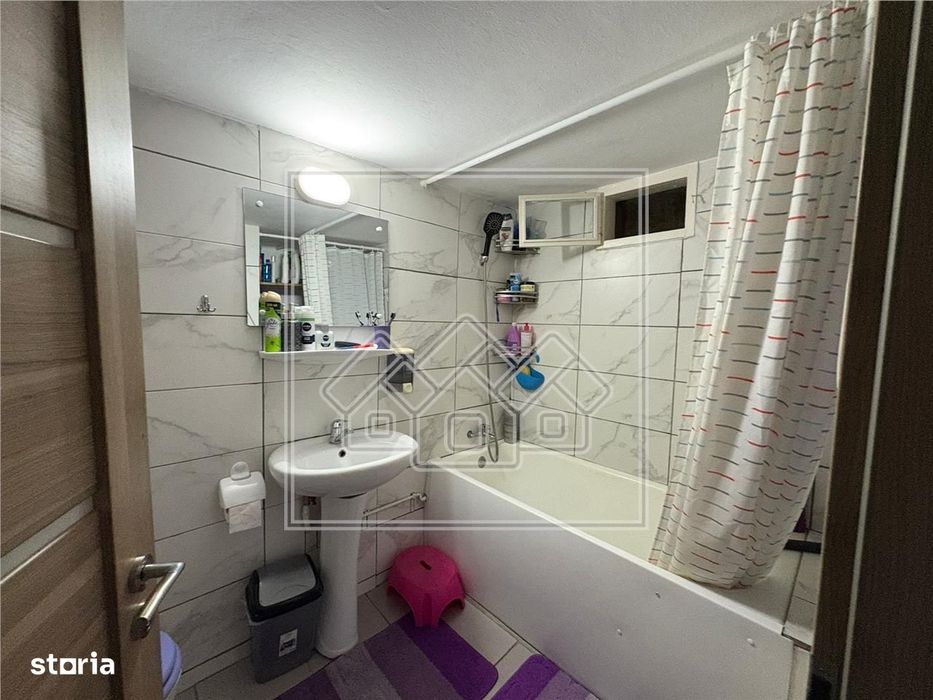 Casa cu 4 camere, balcon si curte - zona Lazaret